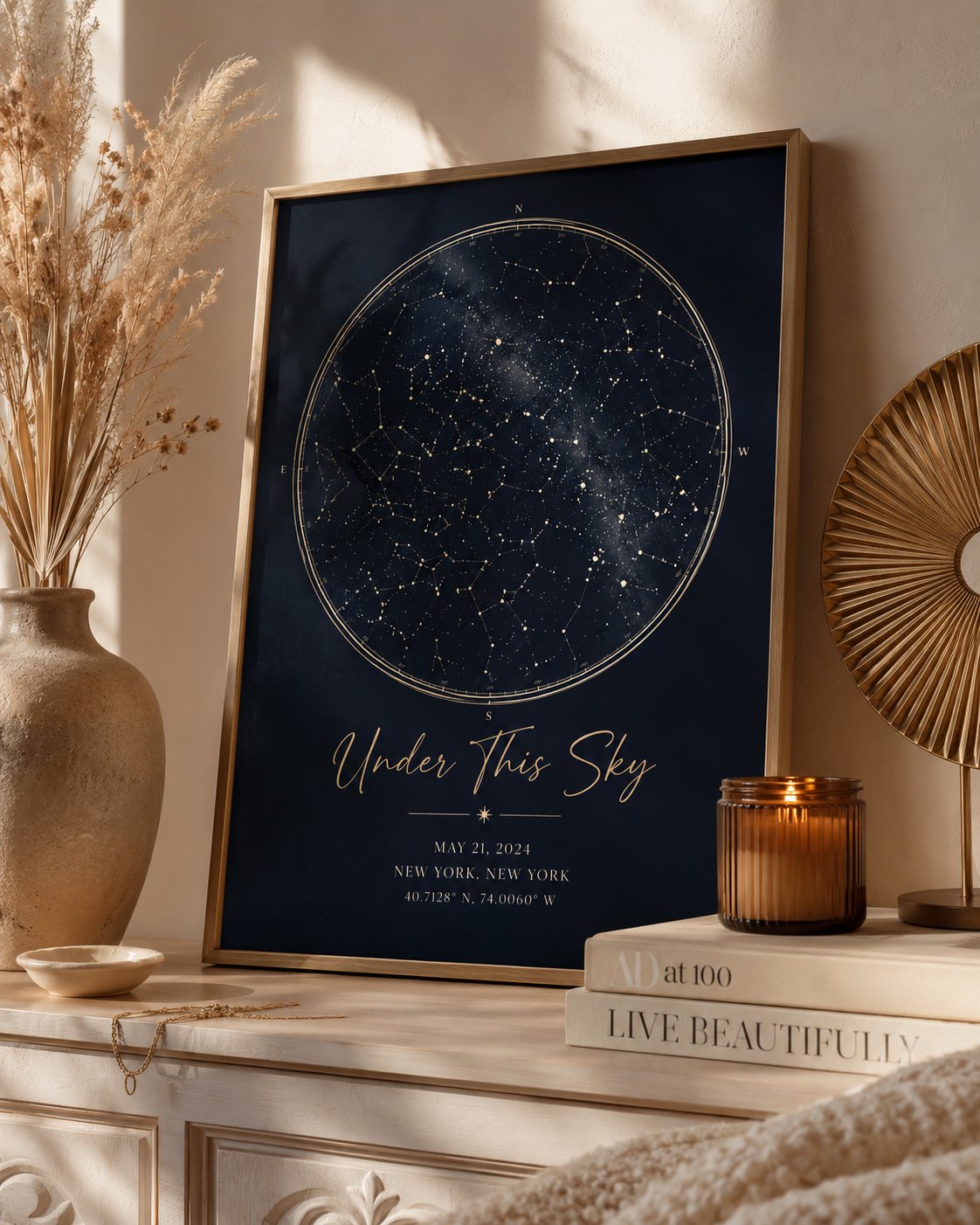 Sterrenkaart met gouden ring in een houten lijst