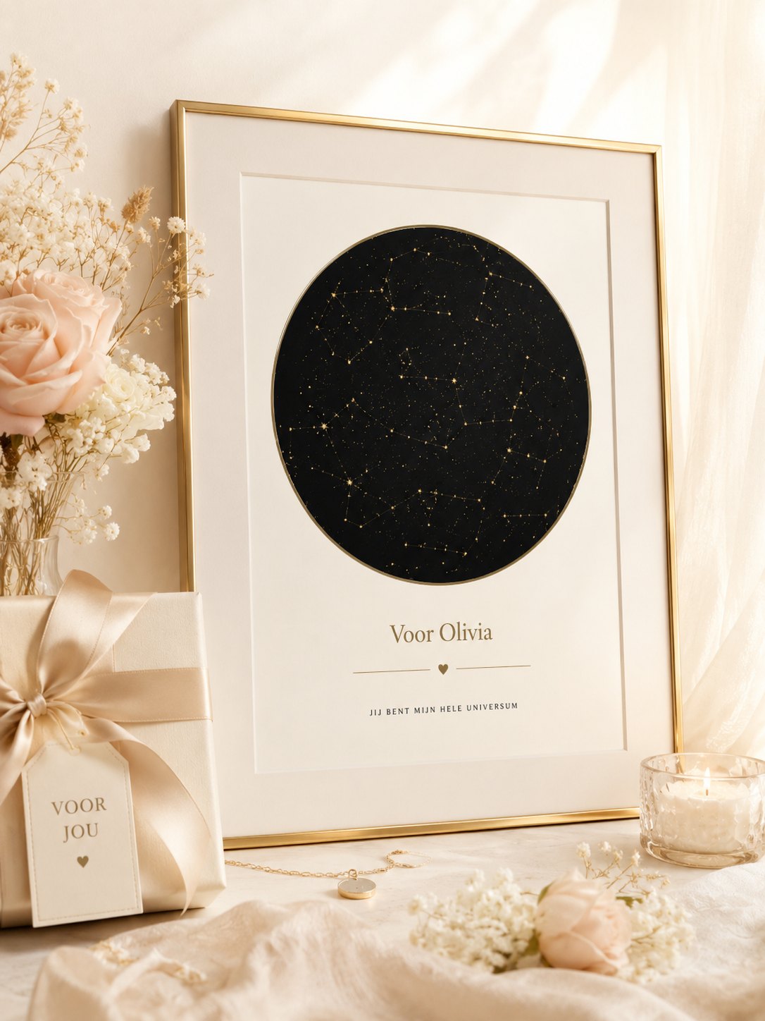 Sterrenkaart met de naam Voor Olivia, naast een ingepakt cadeau met lint